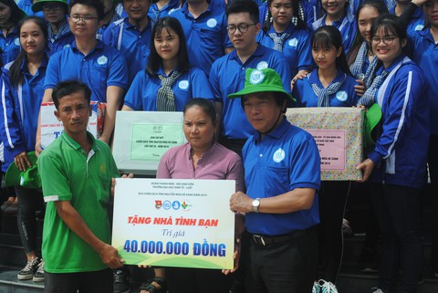 Lãnh đạo TP.HCM thăm, tặng quà các chiến sĩ Mùa hè xanh Đồng Tháp - Ảnh 4. Lãnh đạo TP.HCM thăm, tặng quà các chiến sĩ Mùa hè xanh Đồng Tháp - Ảnh 4.