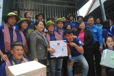 Lãnh đạo TP.HCM thăm, tặng quà các chiến sĩ Mùa hè xanh Đồng Tháp - Ảnh 1. Lãnh đạo TP.HCM thăm, tặng quà các chiến sĩ Mùa hè xanh Đồng Tháp - Ảnh 1.