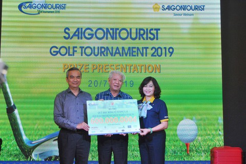 Giải golf từ thiện trao 600 triệu cho học sinh nghèo - Ảnh 1. Giải golf từ thiện trao 600 triệu cho học sinh nghèo - Ảnh 1.