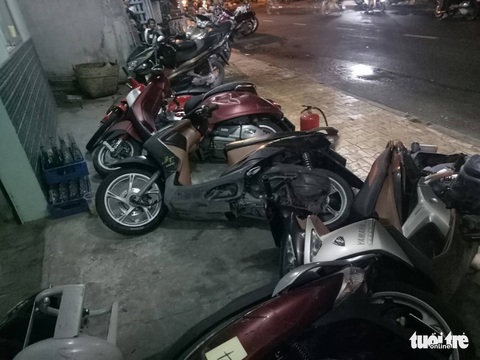 Truy bắt nhóm ném bình gas, nổ súng truy sát người tại tiệm cầm đồ - Ảnh 2. Truy bắt nhóm ném bình gas, nổ súng truy sát người tại tiệm cầm đồ - Ảnh 2.