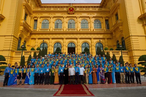 Tổng bí thư, Chủ tịch nước Nguyễn Phú Trọng gặp gỡ 100 cán bộ công đoàn tiêu biểu - Ảnh 2. Tổng bí thư, Chủ tịch nước Nguyễn Phú Trọng gặp gỡ 100 cán bộ công đoàn tiêu biểu - Ảnh 2.