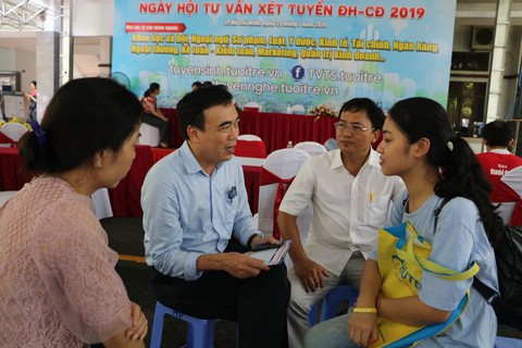 Thắc mắc không biết hỏi ai, phụ huynh thở phào khi đi nghe tư vấn xét tuyển - Ảnh 2. Thắc mắc không biết hỏi ai, phụ huynh thở phào khi đi nghe tư vấn xét tuyển - Ảnh 2.