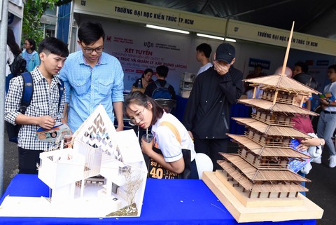Lạ lẫm và thích thú với sâu canxi, VR tại ngày hội tư vấn xét tuyển - Ảnh 3. Lạ lẫm và thích thú với sâu canxi, VR tại ngày hội tư vấn xét tuyển - Ảnh 3.