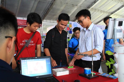 Lạ lẫm và thích thú với sâu canxi, VR tại ngày hội tư vấn xét tuyển - Ảnh 9. Lạ lẫm và thích thú với sâu canxi, VR tại ngày hội tư vấn xét tuyển - Ảnh 9.
