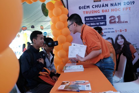 Lạ lẫm và thích thú với sâu canxi, VR tại ngày hội tư vấn xét tuyển - Ảnh 2. Lạ lẫm và thích thú với sâu canxi, VR tại ngày hội tư vấn xét tuyển - Ảnh 2.