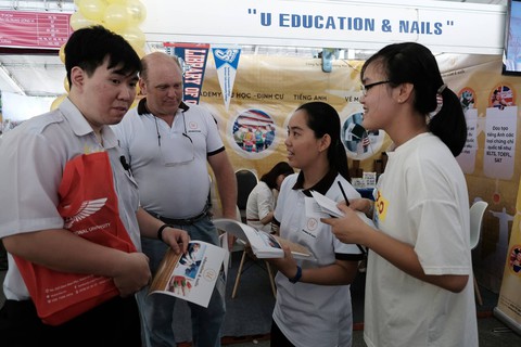 Lạ lẫm và thích thú với sâu canxi, VR tại ngày hội tư vấn xét tuyển - Ảnh 12. Lạ lẫm và thích thú với sâu canxi, VR tại ngày hội tư vấn xét tuyển - Ảnh 12.