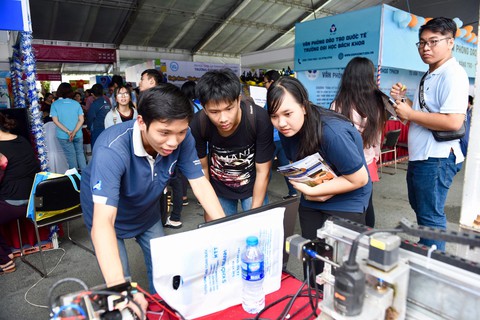 Lạ lẫm và thích thú với sâu canxi, VR tại ngày hội tư vấn xét tuyển - Ảnh 8. Lạ lẫm và thích thú với sâu canxi, VR tại ngày hội tư vấn xét tuyển - Ảnh 8.