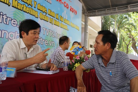Thắc mắc không biết hỏi ai, phụ huynh thở phào khi đi nghe tư vấn xét tuyển - Ảnh 11. Thắc mắc không biết hỏi ai, phụ huynh thở phào khi đi nghe tư vấn xét tuyển - Ảnh 11.