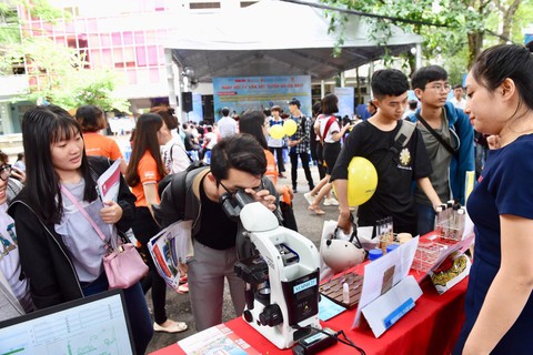 Lạ lẫm và thích thú với sâu canxi, VR tại ngày hội tư vấn xét tuyển - Ảnh 4. Lạ lẫm và thích thú với sâu canxi, VR tại ngày hội tư vấn xét tuyển - Ảnh 4.