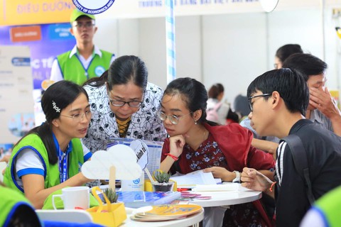 Thắc mắc không biết hỏi ai, phụ huynh thở phào khi đi nghe tư vấn xét tuyển - Ảnh 9. Thắc mắc không biết hỏi ai, phụ huynh thở phào khi đi nghe tư vấn xét tuyển - Ảnh 9.