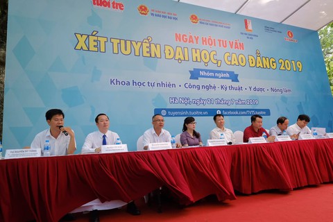 Nhiều thí sinh nghiên cứu điểm chuẩn như chuyên gia - Ảnh 1. Nhiều thí sinh nghiên cứu điểm chuẩn như chuyên gia - Ảnh 1.