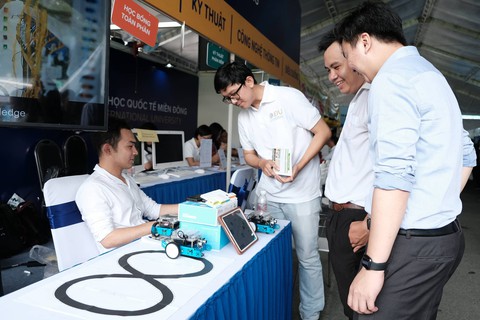Lạ lẫm và thích thú với sâu canxi, VR tại ngày hội tư vấn xét tuyển - Ảnh 7. Lạ lẫm và thích thú với sâu canxi, VR tại ngày hội tư vấn xét tuyển - Ảnh 7.