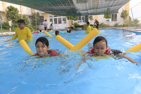 Học bơi để tự cứu mình, cứu người - Ảnh 1. Học bơi để tự cứu mình, cứu người - Ảnh 1.