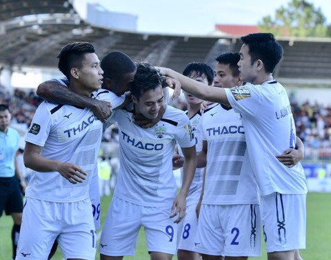 Sân Pleiku: Văn Toàn, Tuấn Anh, Minh Vương tỏa sáng - Ảnh 1. Sân Pleiku: Văn Toàn, Tuấn Anh, Minh Vương tỏa sáng - Ảnh 1.