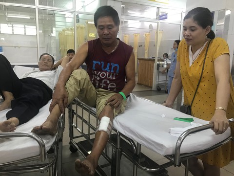 Xe khách, xe tải đối đầu trên đường tránh Nam Hải Vân do xe khách cố vượt - Ảnh 3. Xe khách, xe tải đối đầu trên đường tránh Nam Hải Vân do xe khách cố vượt - Ảnh 3.