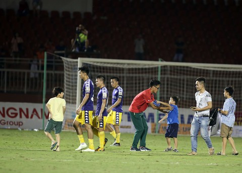 Quang Hải ghi bàn, Hà Nội thắng Sài Gòn 4-1 - Ảnh 4. Quang Hải ghi bàn, Hà Nội thắng Sài Gòn 4-1 - Ảnh 4.