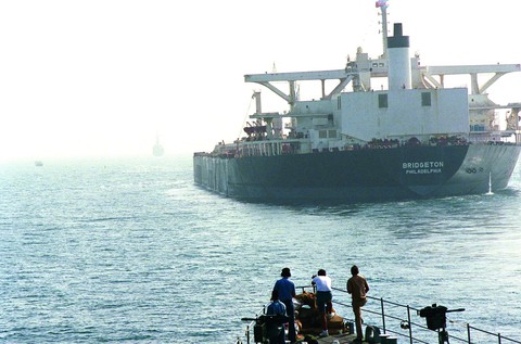 40 năm đối đầu Mỹ - Iran (1979 - 2019) - Kỳ 2: Cuộc chiến đánh tàu chở dầu - Ảnh 4. 40 năm đối đầu Mỹ - Iran (1979 - 2019) - Kỳ 2: Cuộc chiến đánh tàu chở dầu - Ảnh 4.