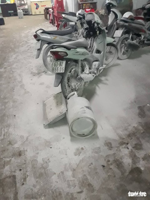 Mâu thuẫn, nhóm thanh niên ném bình gas mở van, nổ súng truy sát người - Ảnh 4. Mâu thuẫn, nhóm thanh niên ném bình gas mở van, nổ súng truy sát người - Ảnh 4.