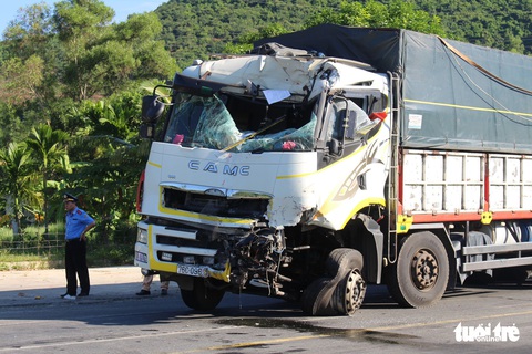 Xe khách, xe tải đối đầu trên đường tránh Nam Hải Vân do xe khách cố vượt - Ảnh 2. Xe khách, xe tải đối đầu trên đường tránh Nam Hải Vân do xe khách cố vượt - Ảnh 2.