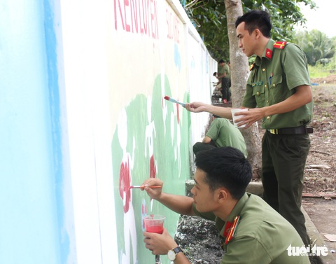 Chiến sĩ Mùa hè xanh về giúp dân xây dựng nông thôn mới - Ảnh 9. Chiến sĩ Mùa hè xanh về giúp dân xây dựng nông thôn mới - Ảnh 9.