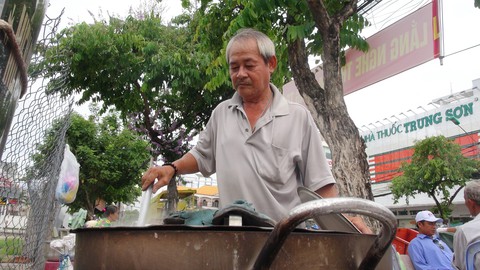 Nồi cháo trắng của ông xe ôm - Ảnh 1. Nồi cháo trắng của ông xe ôm - Ảnh 1.