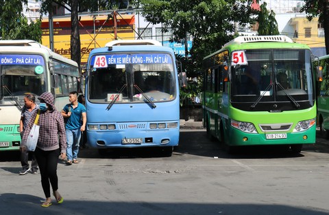 Nỗi niềm xe buýt: người bỏ nghề, người vỡ nợ... - Ảnh 1. Nỗi niềm xe buýt: người bỏ nghề, người vỡ nợ... - Ảnh 1.