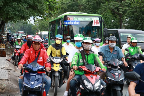 Một bước lên xe cá nhân, bao giờ mới thôi tắc đường? - Ảnh 1. Một bước lên xe cá nhân, bao giờ mới thôi tắc đường? - Ảnh 1.