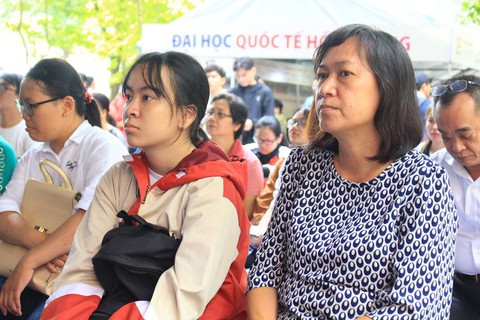 Thắc mắc không biết hỏi ai, phụ huynh thở phào khi đi nghe tư vấn xét tuyển - Ảnh 3. Thắc mắc không biết hỏi ai, phụ huynh thở phào khi đi nghe tư vấn xét tuyển - Ảnh 3.