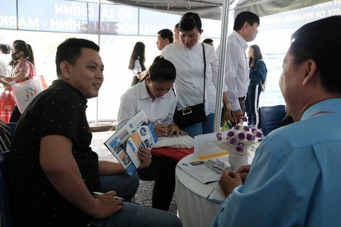Thắc mắc không biết hỏi ai, phụ huynh thở phào khi đi nghe tư vấn xét tuyển - Ảnh 5. Thắc mắc không biết hỏi ai, phụ huynh thở phào khi đi nghe tư vấn xét tuyển - Ảnh 5.