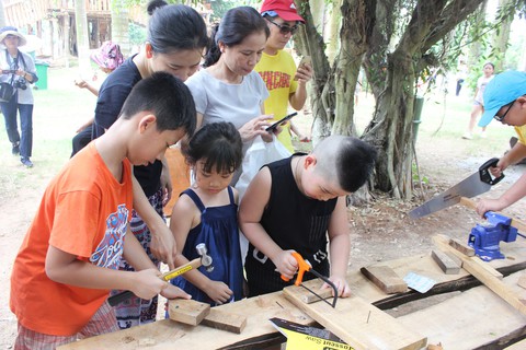Khi trẻ được tự tay đóng đinh, cưa gỗ, đốt lửa - Ảnh 4. Khi trẻ được tự tay đóng đinh, cưa gỗ, đốt lửa - Ảnh 4.