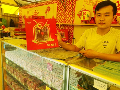 Bánh trung thu xuất hiện sớm, nhiều mẫu mới - Ảnh 1.