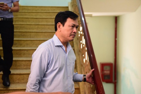 Không đủ cơ sở kết luận tay trái ông Nguyễn Hữu Linh có chạm vào người bé gái hay không - Ảnh 1. Không đủ cơ sở kết luận tay trái ông Nguyễn Hữu Linh có chạm vào người bé gái hay không - Ảnh 1.