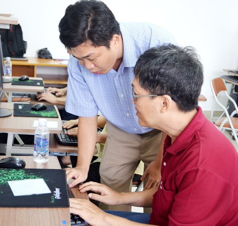 Người khiếm thị dạy tin học cho người khiếm thị, nâng đỡ nhau đến tương lai - Ảnh 4. Người khiếm thị dạy tin học cho người khiếm thị, nâng đỡ nhau đến tương lai - Ảnh 4.