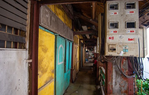 Khu tập thể bằng gỗ sắp sập giữa Hà Nội - Ảnh 1. Khu tập thể bằng gỗ sắp sập giữa Hà Nội - Ảnh 1.