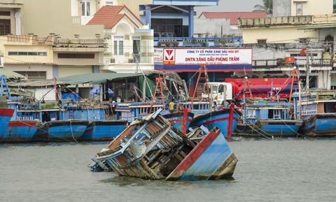 Làng chài bạc tỉ chìm trong nợ nần - Ảnh 1. Làng chài bạc tỉ chìm trong nợ nần - Ảnh 1.