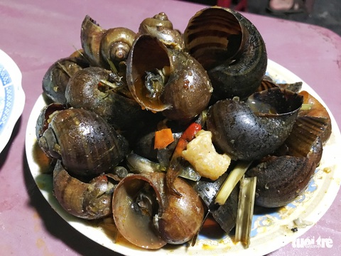 Chạy tới chân cầu vượt chỉ để khều con ốc, vừa thổi vừa hít hà - Ảnh 2. Chạy tới chân cầu vượt chỉ để khều con ốc, vừa thổi vừa hít hà - Ảnh 2.