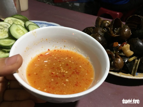 Chạy tới chân cầu vượt chỉ để khều con ốc, vừa thổi vừa hít hà - Ảnh 3. Chạy tới chân cầu vượt chỉ để khều con ốc, vừa thổi vừa hít hà - Ảnh 3.