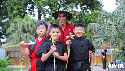 Nghề... xỏ lá giữa Hà thành - Ảnh 1. Nghề... xỏ lá giữa Hà thành - Ảnh 1.