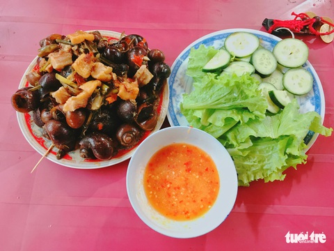 Chạy tới chân cầu vượt chỉ để khều con ốc, vừa thổi vừa hít hà - Ảnh 1. Chạy tới chân cầu vượt chỉ để khều con ốc, vừa thổi vừa hít hà - Ảnh 1.