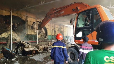 Cháy kho sợi trong khu công nghiệp ở Huế, chủ tịch tỉnh ra hiện trường - Ảnh 3. Cháy kho sợi trong khu công nghiệp ở Huế, chủ tịch tỉnh ra hiện trường - Ảnh 3.