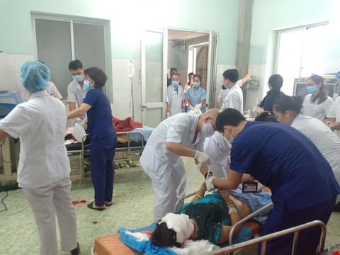 Xe chở đoàn đi tặng quà va chạm xe đầu kéo, 2 người chết, 3 bị thương - Ảnh 2. Xe chở đoàn đi tặng quà va chạm xe đầu kéo, 2 người chết, 3 bị thương - Ảnh 2.