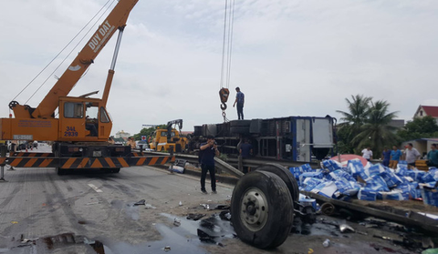 Hải Dương: 3 vụ tai nạn liên tiếp trên quốc lộ 5, 7 người thiệt mạng - Ảnh 7. Hải Dương: 3 vụ tai nạn liên tiếp trên quốc lộ 5, 7 người thiệt mạng - Ảnh 7.