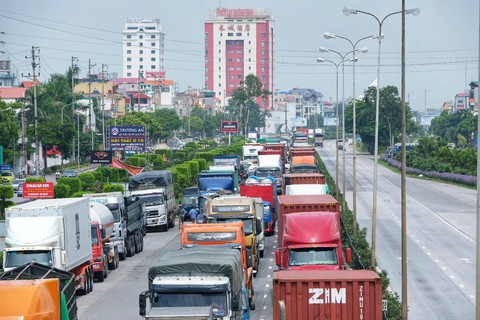 Tắc đường kéo dài trên quốc lộ 5 sau ba vụ tai nạn liên tiếp - Ảnh 3. Tắc đường kéo dài trên quốc lộ 5 sau ba vụ tai nạn liên tiếp - Ảnh 3.