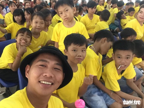 Người thân của bệnh nhi tầng 10 - Ảnh 1. Người thân của bệnh nhi tầng 10 - Ảnh 1.
