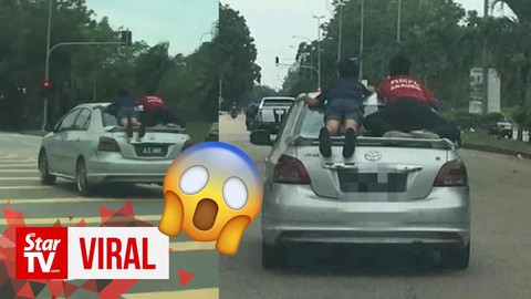Bị bắt vì phóng ôtô có trẻ em đu bám bên ngoài - Ảnh 1. Bị bắt vì phóng ôtô có trẻ em đu bám bên ngoài - Ảnh 1.