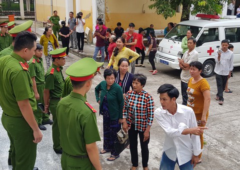 Tòa tuyên xong, nhiều bị hại gây náo loạn, đòi bị cáo trả tiền ngay - Ảnh 1. Tòa tuyên xong, nhiều bị hại gây náo loạn, đòi bị cáo trả tiền ngay - Ảnh 1.