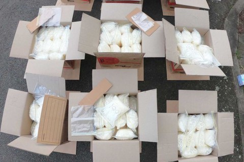 Chở ma túy đá lại tông ngay xe cảnh sát - Ảnh 3. Chở ma túy đá lại tông ngay xe cảnh sát - Ảnh 3.