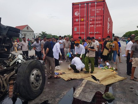 Tai nạn thảm khốc trên quốc lộ 5 do bất cập hạ tầng? - Ảnh 1. Tai nạn thảm khốc trên quốc lộ 5 do bất cập hạ tầng? - Ảnh 1.