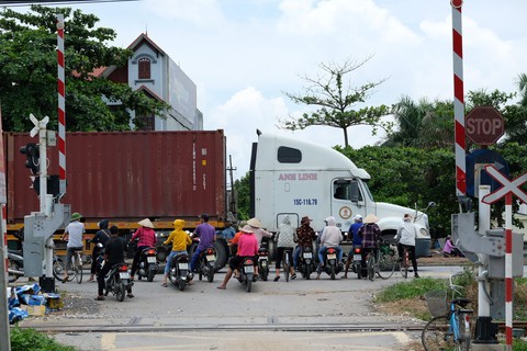 Sau vụ tai nạn 6 người chết ở Hải Dương, người dân vẫn liều mình qua đường - Ảnh 1. Sau vụ tai nạn 6 người chết ở Hải Dương, người dân vẫn liều mình qua đường - Ảnh 1.