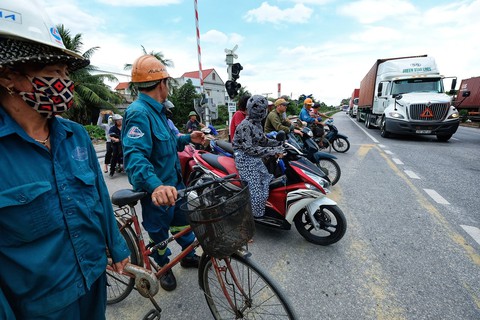 Sau vụ tai nạn 6 người chết ở Hải Dương, người dân vẫn liều mình qua đường - Ảnh 2. Sau vụ tai nạn 6 người chết ở Hải Dương, người dân vẫn liều mình qua đường - Ảnh 2.